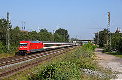 101 109 mit aus Schweizer Wagenmaterial gebildeten Eurocity in Sechtem