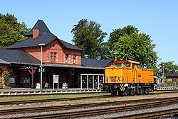 106 756 alias 346 756 der Pressnitztalbahn mit Empfangsgebäude im Bahnhof Putbus
