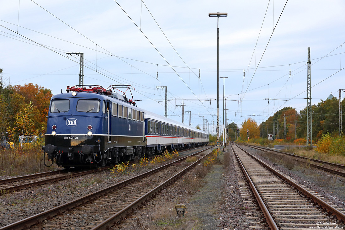 blaue 110 428 von TRI mit Fußballzug aus Bochum in Rheydt Gbf