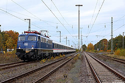 blaue 110 428 von TRI mit Fußballzug aus Bochum in Rheydt Gbf
