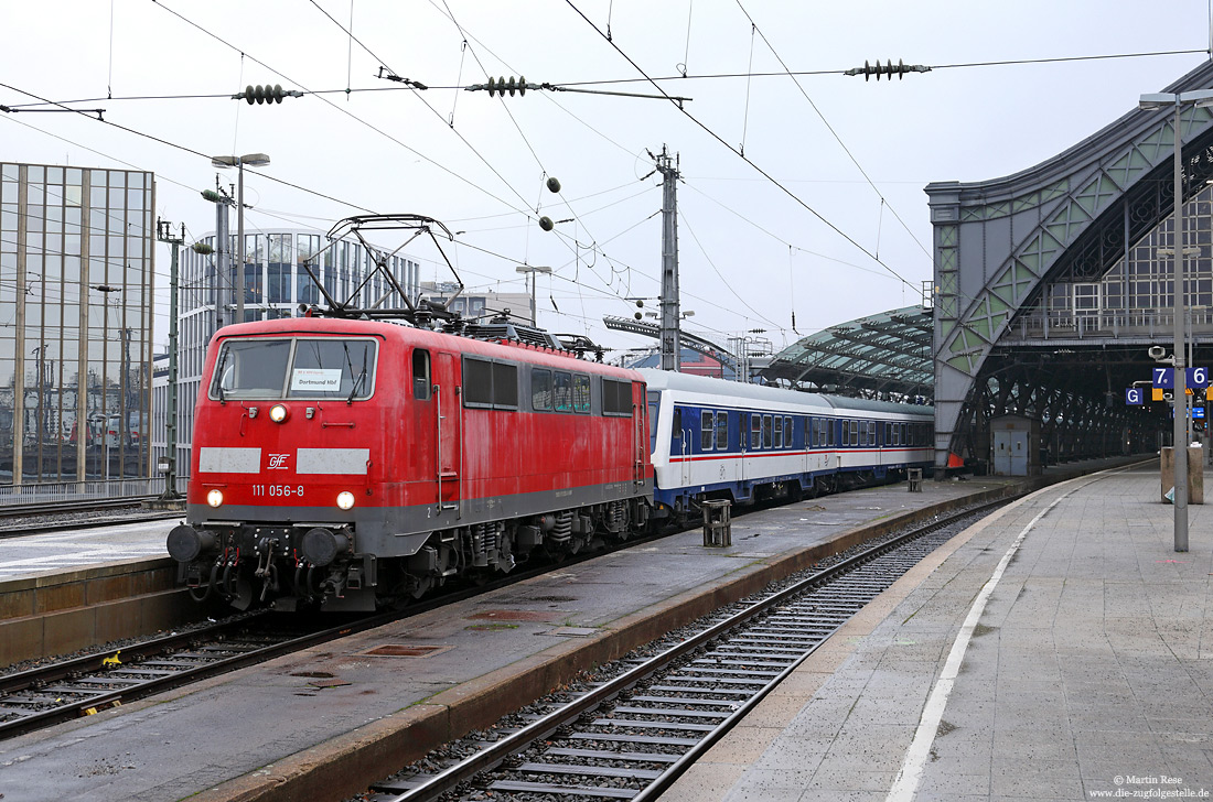 Im vorweihnachtlichen Adventsverkehr fuhr das Unternehmen TRI im Dezember wieder zusätzliche Züge auf den RE1. Am 11.12.2021 steht die 111 056 der GfF mit dem RE 63038 bereit zur Fahrt über die Kölner Südbrücke nach Dortmund Hbf.