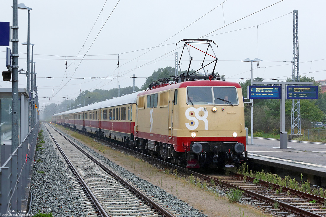 SRI 111 057 mit AKE TEE aus Koblenz bei der Einfahrt in Ostseebad Binz