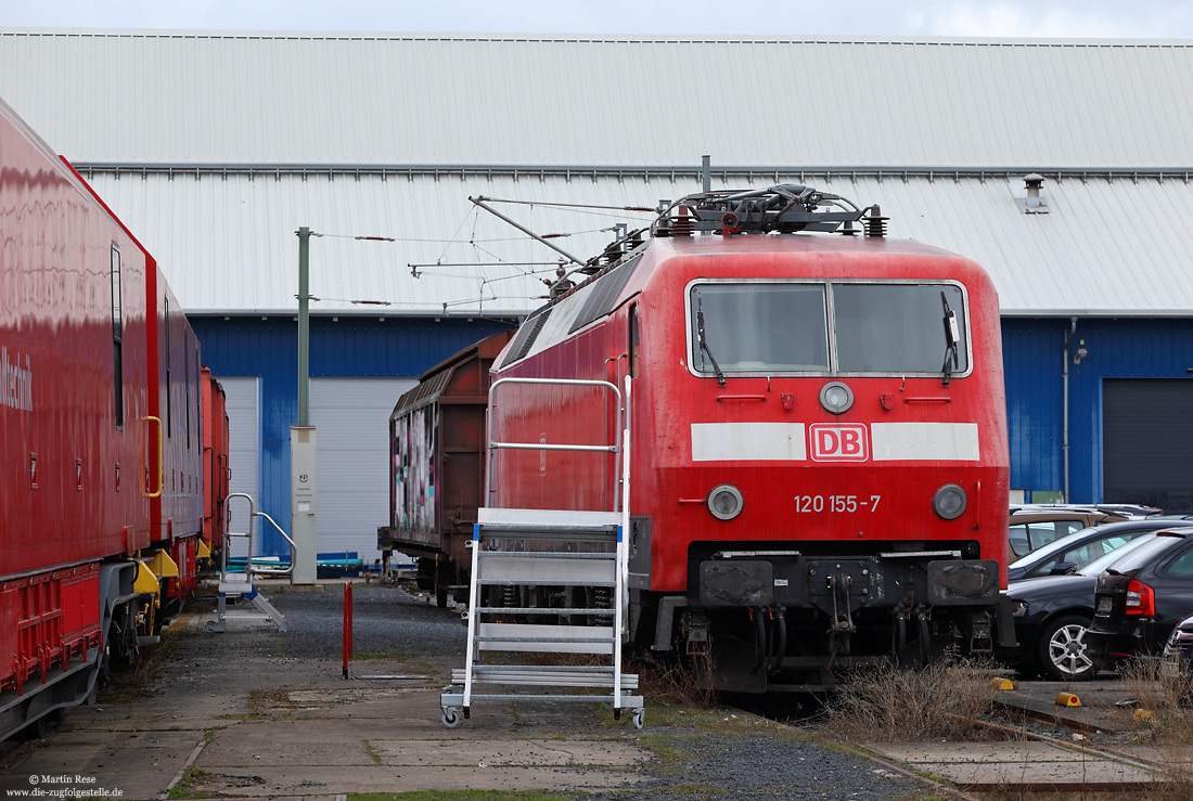 120 155 in verkrhrsrot als Aufgleislok im Bahn-Standort der Notfalltechnik in Fulda
