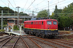 140 003 des Unternehmens Rail-Cargo-Carrier auf der Drehscheibe in Köln Bbf
