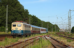 140 423 des DB-Museums mit Kanzlerwagen, Liegewagen und 212 372 im Bahnhof Potsdam Wildpark