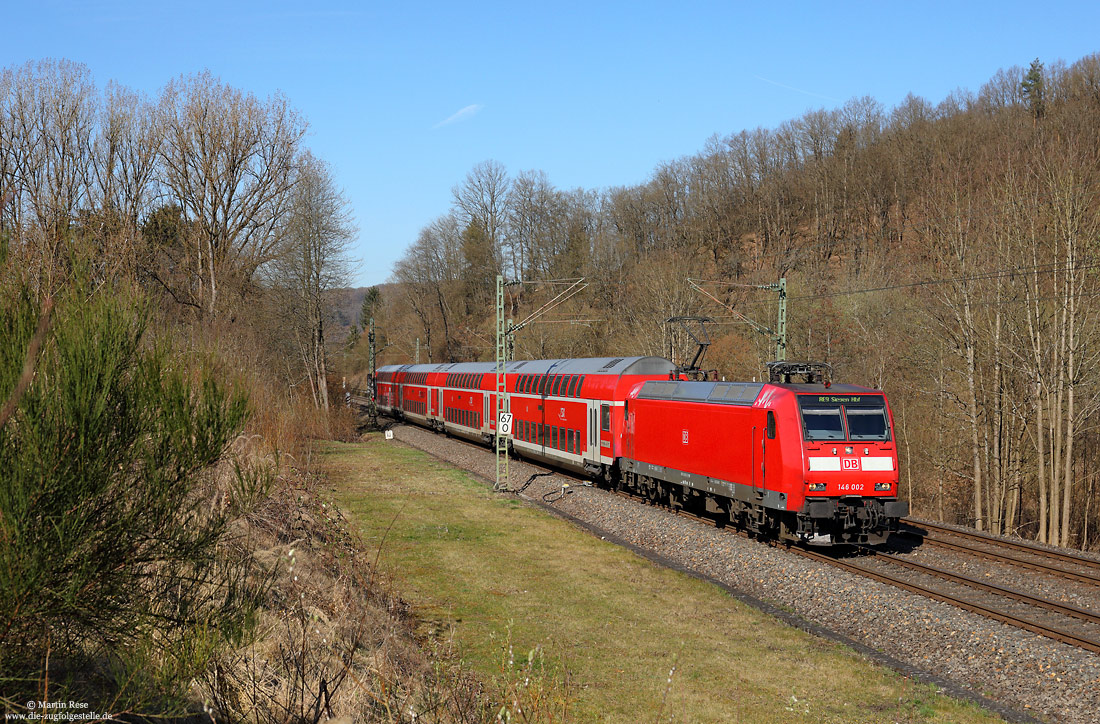 146 002 mit Doppelstockwagen als RE10963 nach Siegen bei Etzbach auf der Siegstrecke
