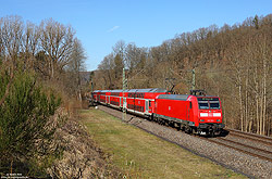 146 002 mit Doppelstockwagen als RE10963 nach Siegen bei Etzbach auf der Siegstrecke