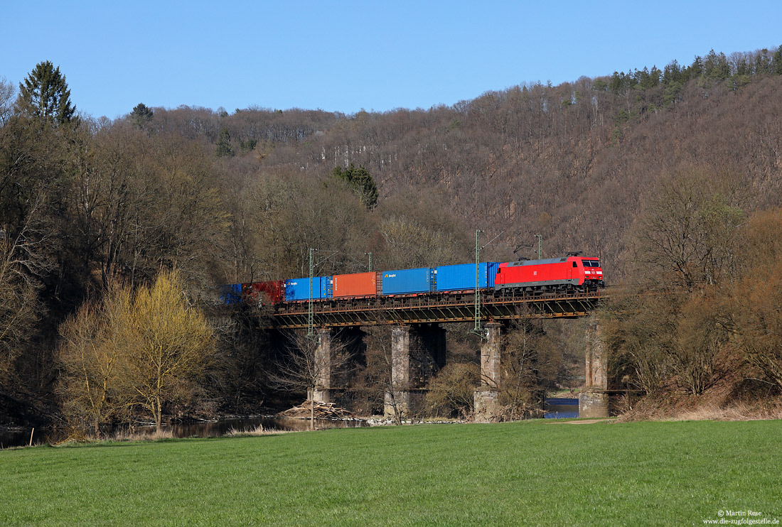 152 014 mit Containerzug KT98568 auf der Siegbrücke zwischen Rosbach und Au