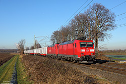 Zusammen mit der 185 219 zieht die 185 142 am 21.12.2021 den GAG45787 aus Vissingen-Soeh zwischen Brühl und Sechtem nach Dillingen.
