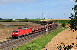 185 302 mit leeren Autotransportzug nach Ingolstadt an der Fotokurve zwischen Herrnbrechtheim und Uffenheim