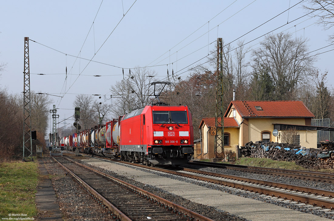 185 306 mit KV-Zug am Bahnwärterhaus bei Kahl am main