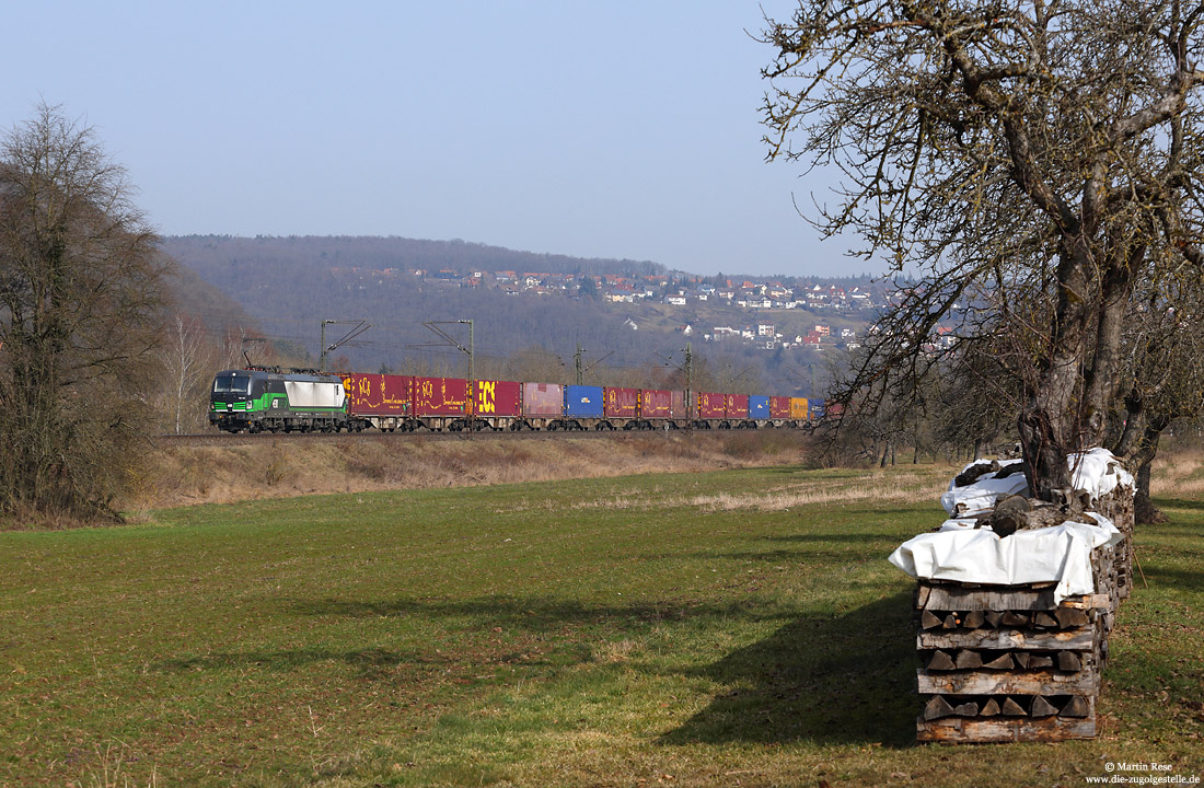193 754 mit Containerzug der Wiener Lokalbahnen bei Wenfeld im Maintal