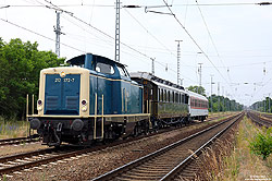 212 372 mit Kronprinzenwagen Berlin 20 im Bahnhof Michendorf