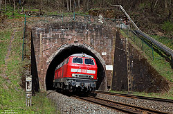 218 824 als Lz auf der Nord-Südstrecke am Südportal des Rienecker Tunnels 