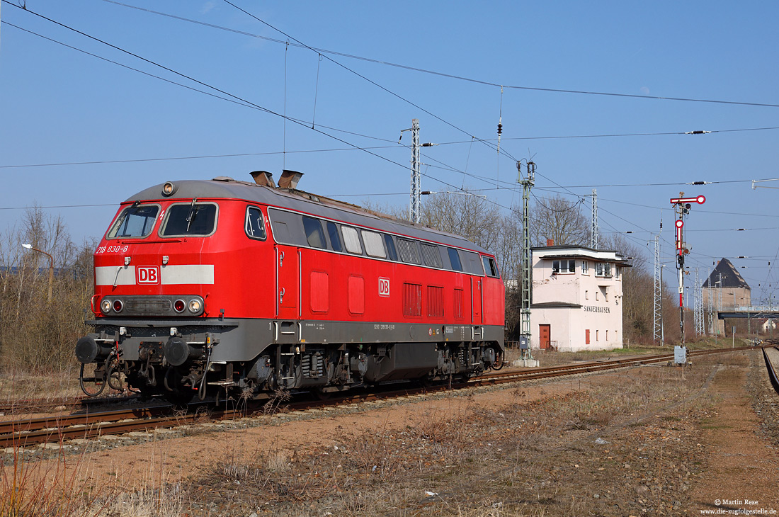 218 830 im Bahnhof Sangerhausen mit Stellwerk und Formsignal