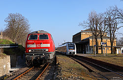 218 830 im Bahnhof Hettstedt mit Bahnhofsgebäude