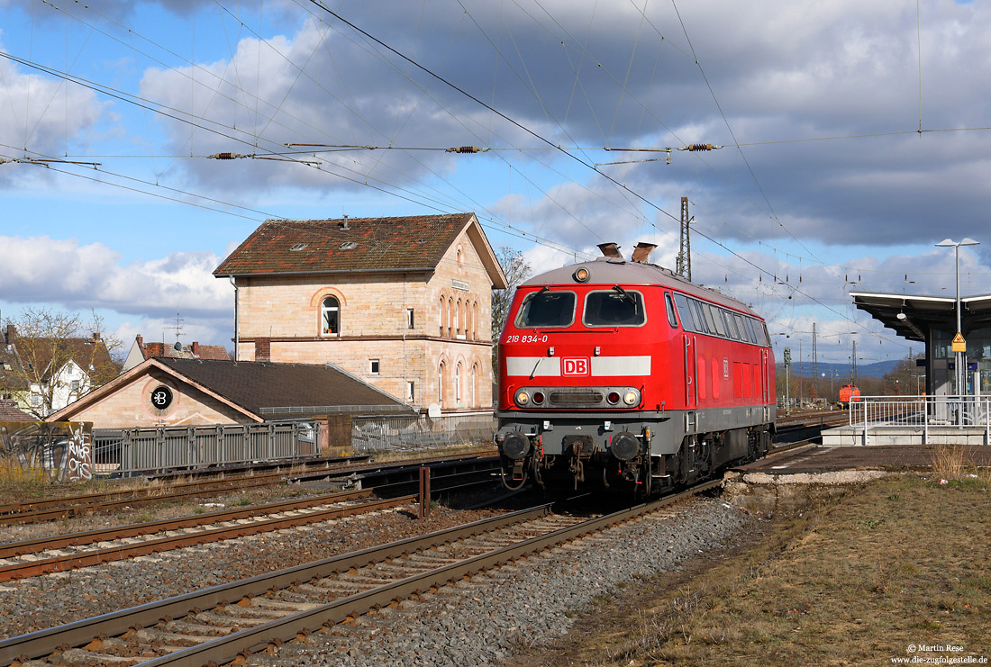 218 834 als Lz im Bahnhof Babenhausen mit Bahnhofsgebäude