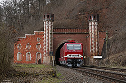 243 002 des DB-Museums mit Notfallkran am Südportal des Tunnel Guxhagen