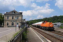 261 300 mit Güterzug nach Mengen im Bahnhof Sigmaringen mit Bahnhofsgebäude