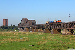 orange 275 004 mit kurzem Kesselwagenzug auf der Haus-Kipp-Brücke bei Duisburg Beek