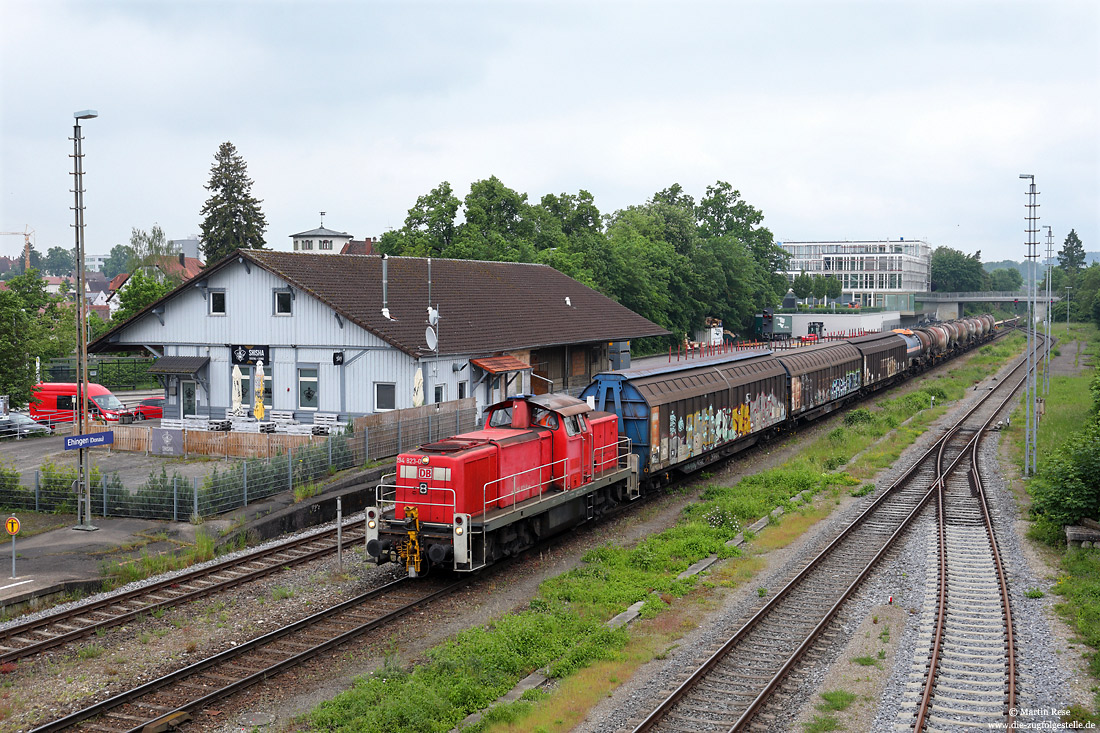 294 823 mit Güterzug im Bahnhof Ehingen am ehemaligen Güterschuppen