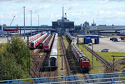 Fährbahnhof Mukran mit abgestellten Wagen und Lokomotiven der Baureihe 140 sowie 346 975 der Fährhafen Sassnitz GmbH mit Getreidezug