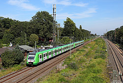 422 020 in NRW-Farben am ehemaligen Bahnhof Kalkum