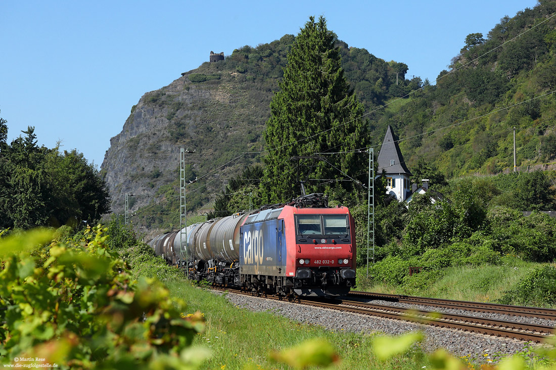 482 032 mit Kesselwagenzug unterhalb der Burg Hammerstein auf der rechten Rheinstrecke