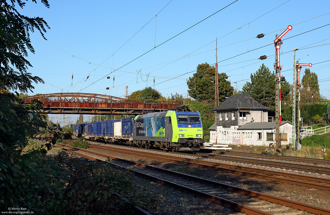 482 009 mit KV-Zug im Bahnhof Düsseldorf-Rath mit Formsignalen und Stellwerk 