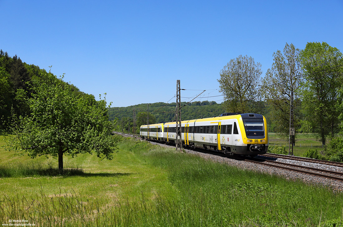612 069 im Baden-Württemberg-Design als Regionalexpress nach Stuttgart Hbf bei Kirchentellinsfurt