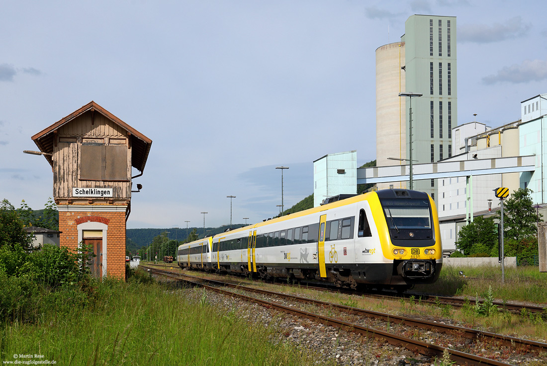 612 571 als RE nach Donaueschingen im Bahnhof Schelklingen mit Zementwerk und ehemaligen Stellwerk