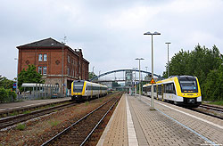 612 611 und 622 458 in BaWü-Lackierung im Bahnhof Ehingen