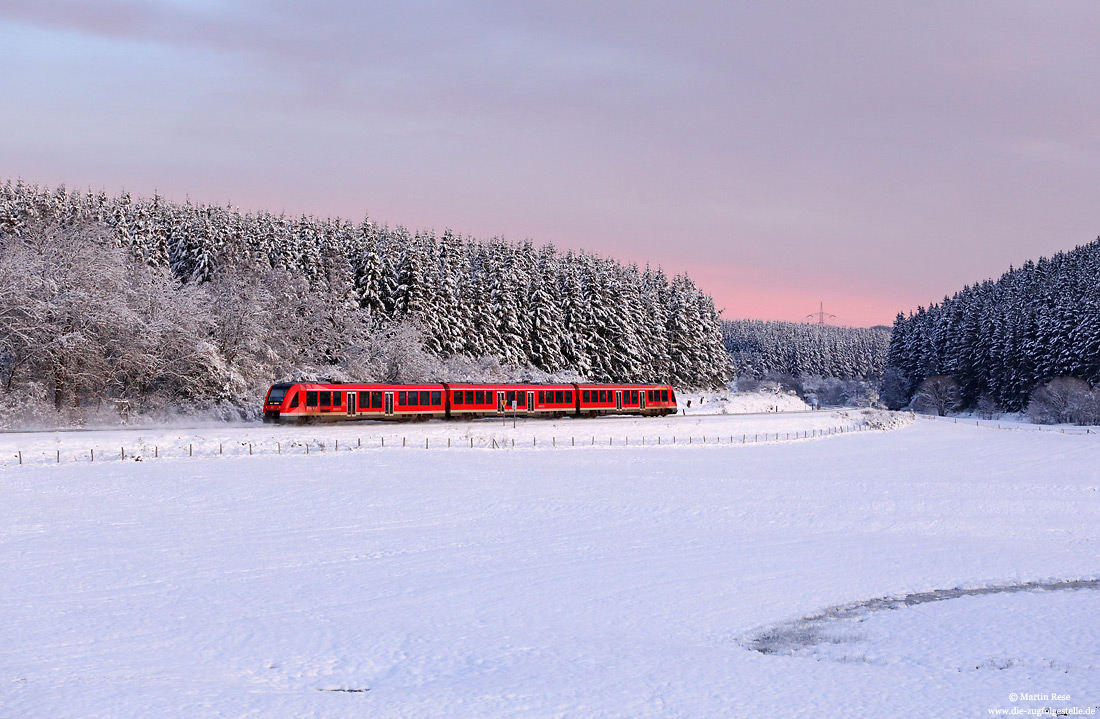 620 033 als RE10025 im morgendlichen Licht bei Blankenheim (Wald) im Schnee