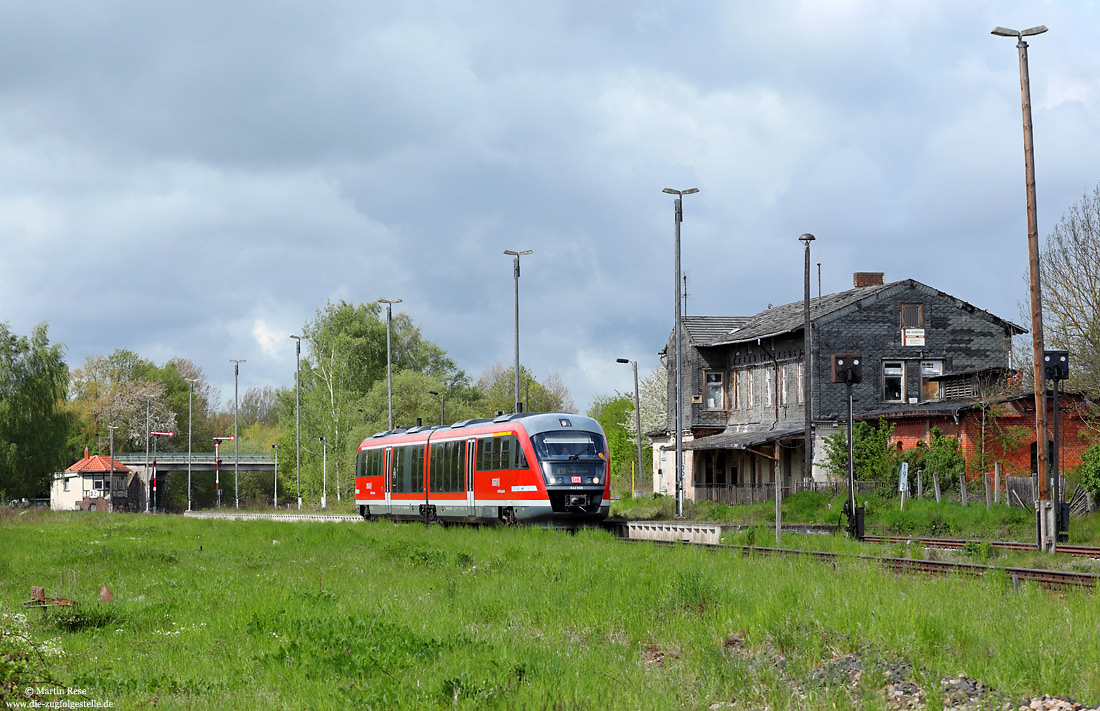 642 009 im Bahnhof Hohenebra mit verfallenen Bahnhofsgebäude
