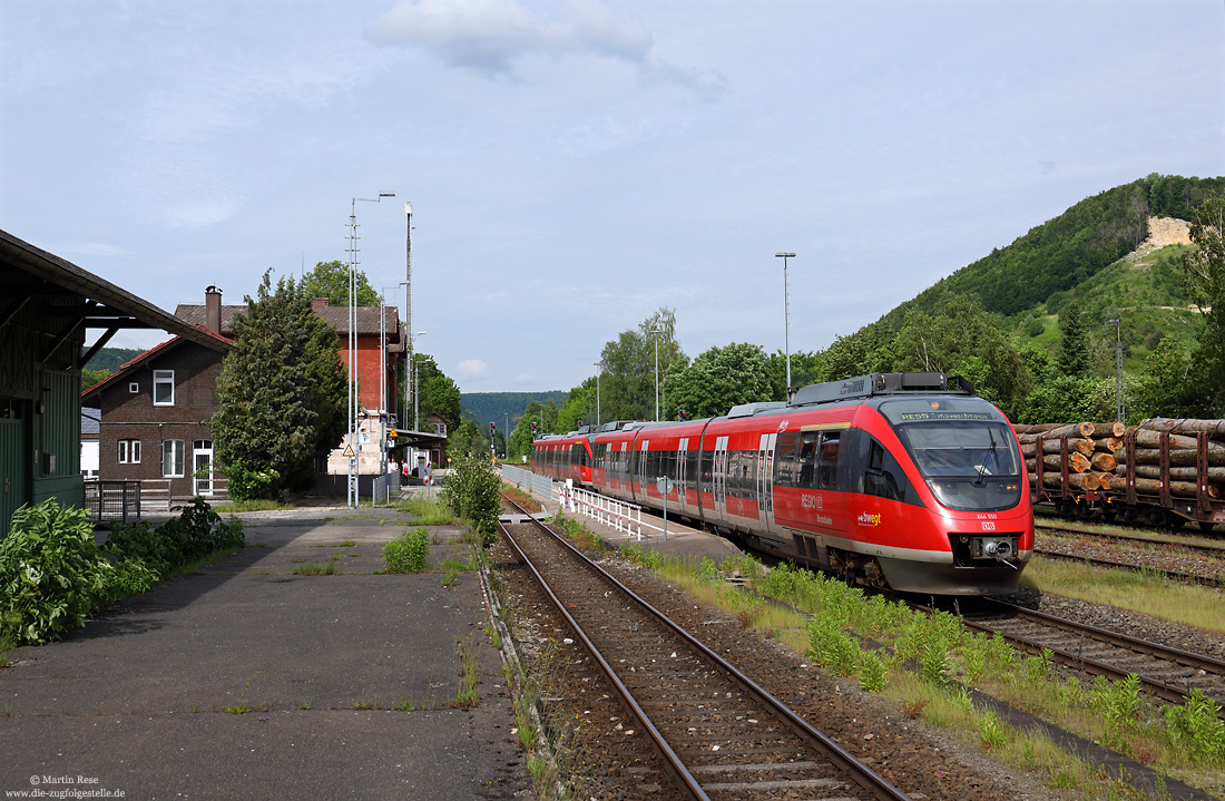 644 550 in verkehrsrot als RE im Bahnhof Schelklingen mit Bahnhofsgebäude