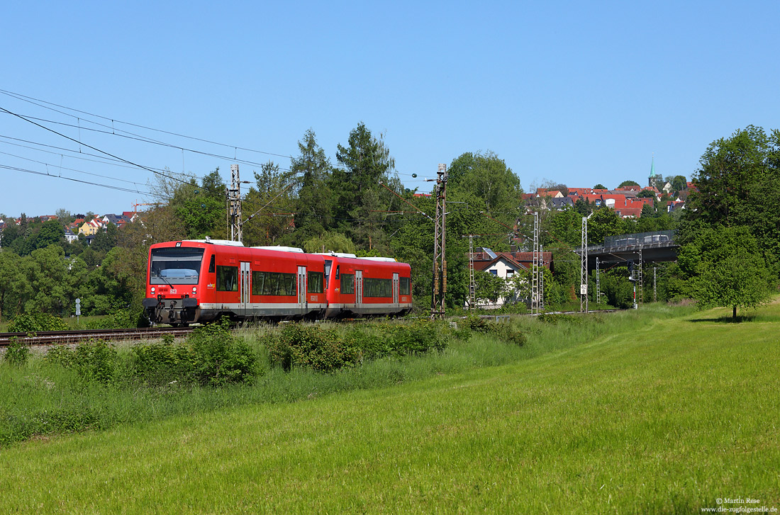 650 001 in verkehrsrot als Regionalbahn nach Tübingen bei Kirchentellinsfurt