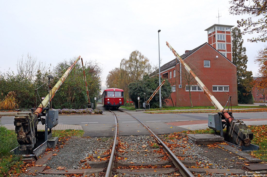 798 659 der Museumseisenbahn Ammerland-Barßel-Saterlang auf der Hafenbahn Leer mit alter Schrankenanlage