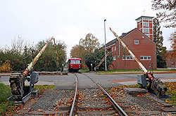798 659 der Museumseisenbahn Ammerland-Barßel-Saterlang auf der Hafenbahn Leer mit alter Schrankenanlage