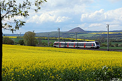 9442 618 der Abellio-Rail-Mitteldeutschland am Riestedter Berg mit Abraumhalde Sangerhausen im Hintergrund