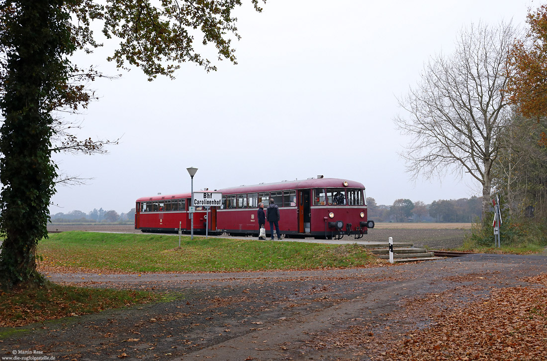 Schienenbus der Museumseisenbahn Ammerland-Barßel-Saterlang am Haltepunkt Carolinenhof im Herbst