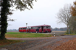 Schienenbus der Museumseisenbahn Ammerland-Barßel-Saterlang am Haltepunkt Carolinenhof im Herbst