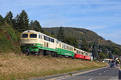 Schmalspur-V160 D5 der Brohltalbahn bei Oberzissen im Herbst