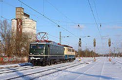 E40 128 und 140 423 des DB-Museums im Schnee im Bahnhof Neubeckum