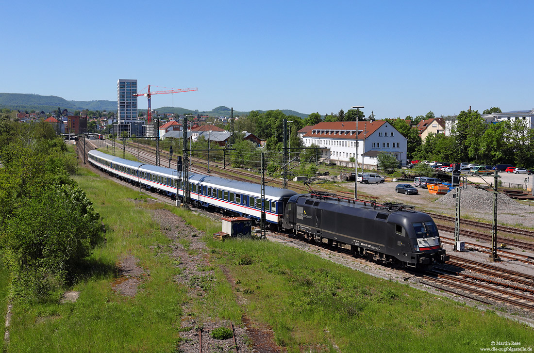 Dispo-Taurus ES64 U2-097 mit n-Wagen als TRI-Ersatzzug im Bahnhof Reutlingen