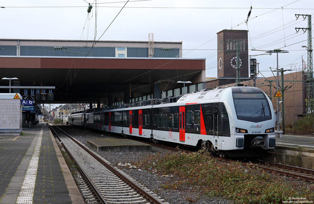 Am 10.12.2021 verlässt der RE91620nach Oberhausen Hbf den Bahnhof Düsseldorf Hbf. Das zweitgrößte und insolvente Nahverkehrsunternehmen in NRW Abellio wird am 31.1.2022 den Betrieb einstellen. 