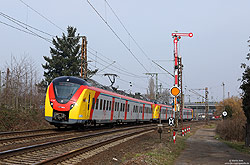 ET341 der Hessischen Landesbahn bei Hanau Hbf mit Formsignal