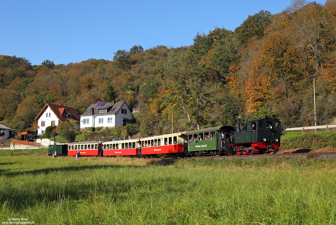 Gastdampfloklok Hoya auf der Brohltalbahn bei Niederzissen im Herbst
