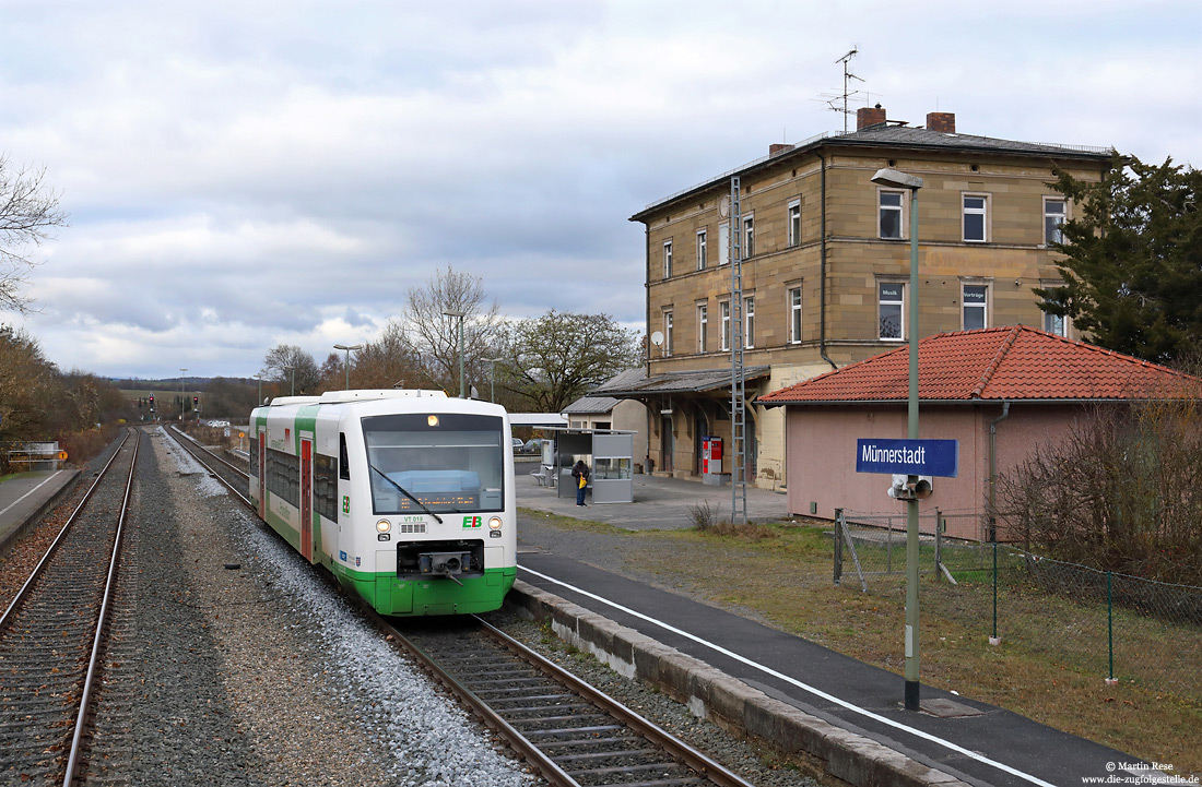 VT019 der Erfurter Industriebahn im Bahnhof Münnerstadt mit Bahnhofsgebäude
