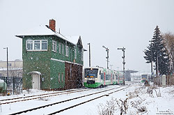 VT123 der Süd-Thüringenbahn im Schnee im Bahnhof Wernshausen mit Stellwerk und Formsignale
