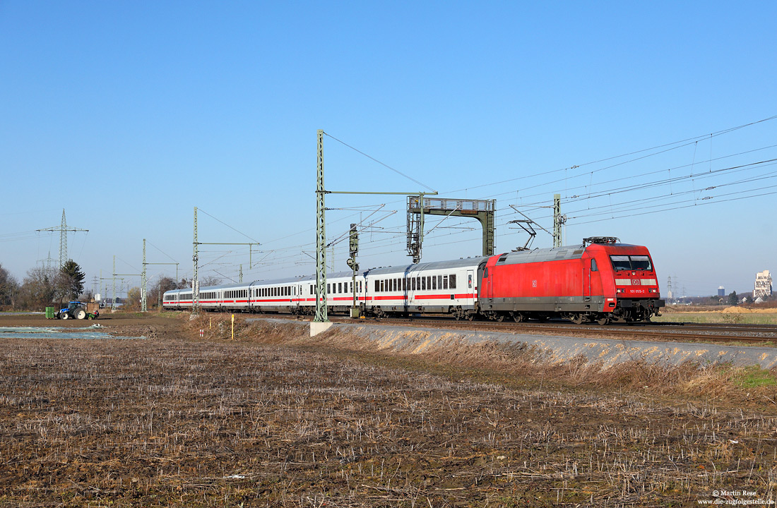 101 055 in verkehrsrot mit Intercity 2011 nach Tübingen bei Brühl